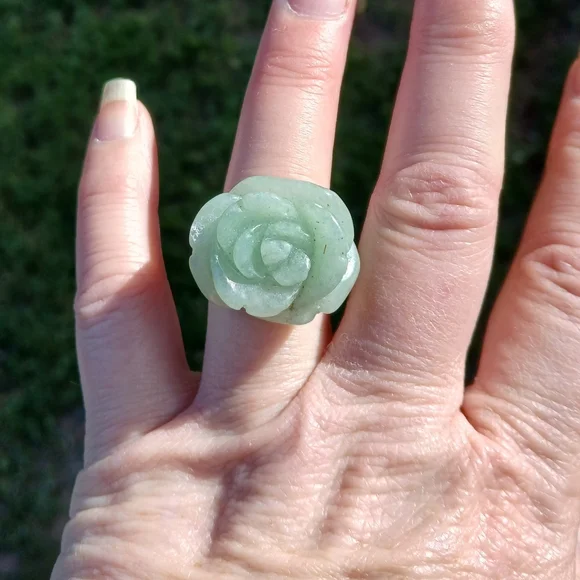 New Hand Carved Flower Green Aventurine Ring. - Picture 6 of 16